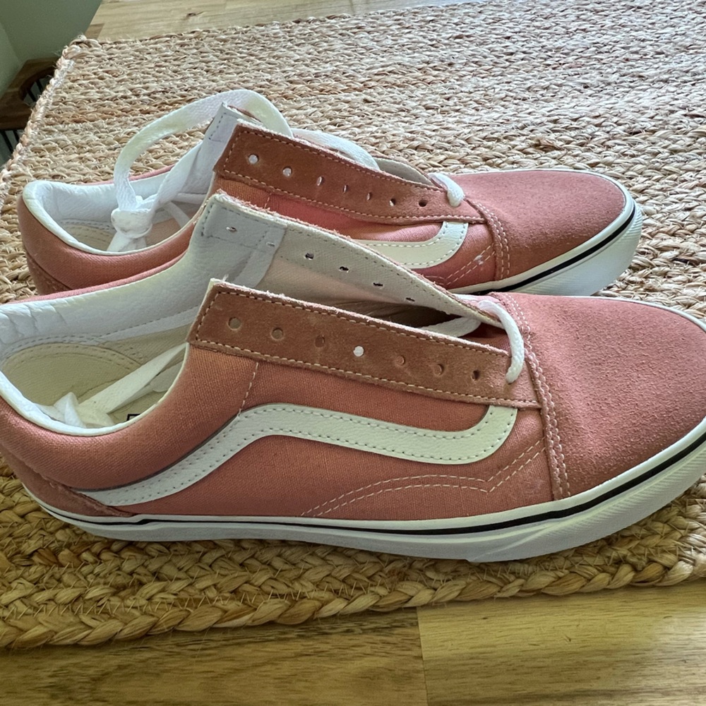 Vans Old Skool US Women’s size 9 NWOT Rosette / White